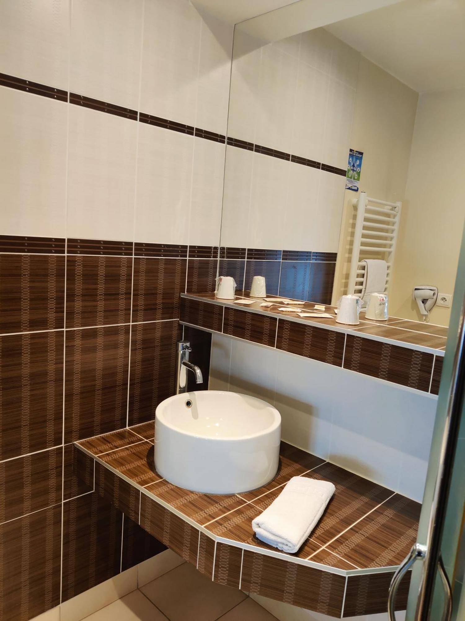 Hotel Saint - Pierre Villedieu-les-Poëles Dış mekan fotoğraf