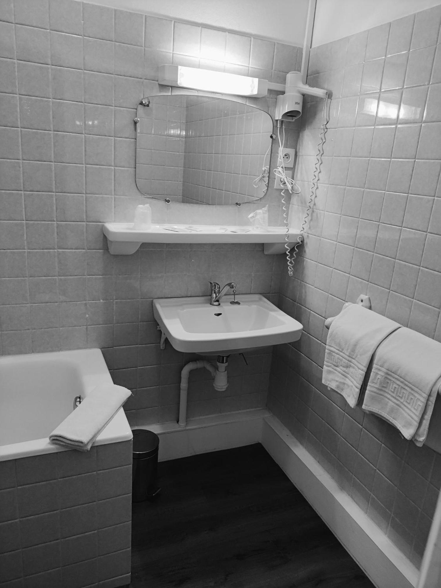 Hotel Saint - Pierre Villedieu-les-Poëles Dış mekan fotoğraf
