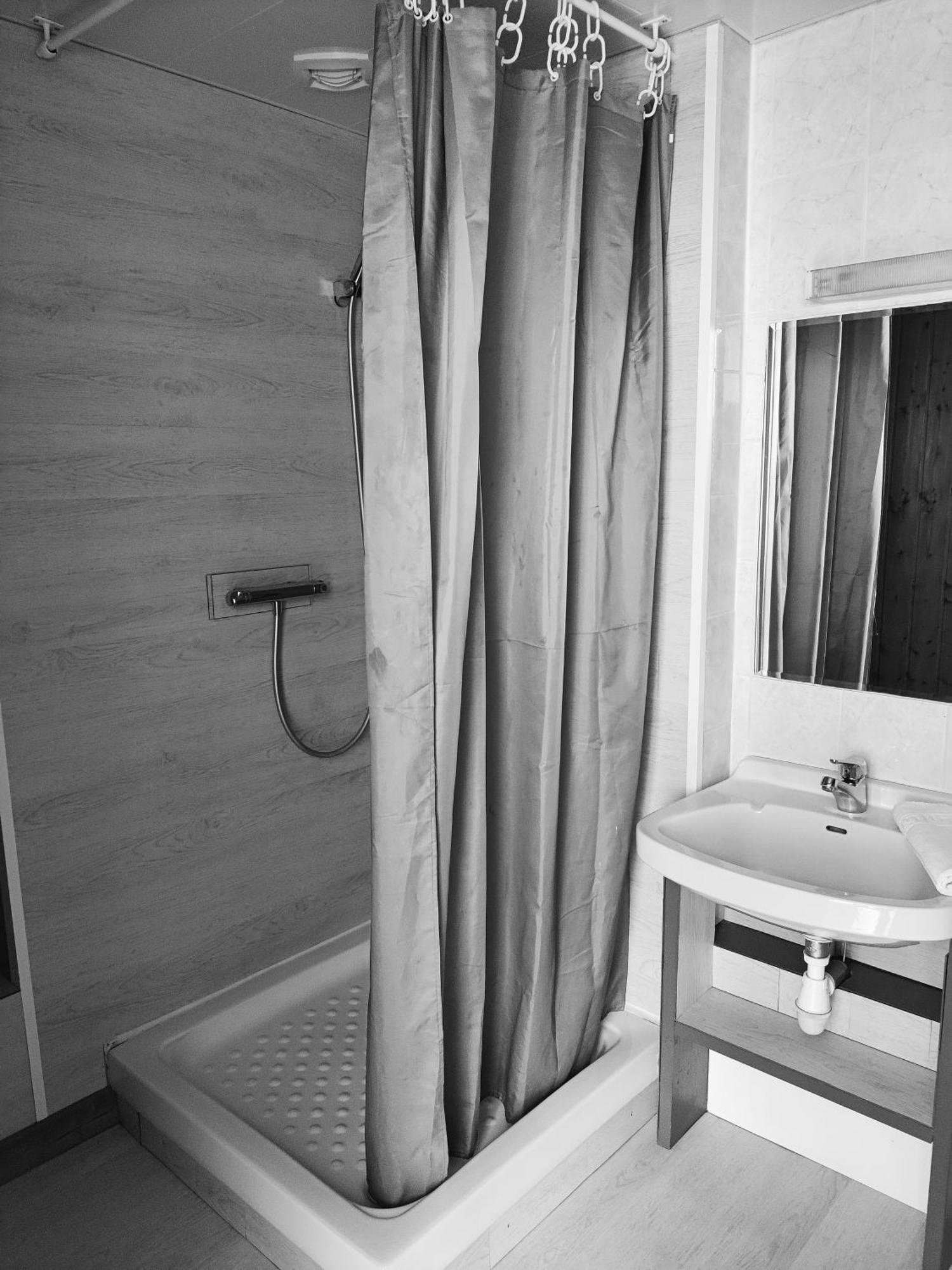 Hotel Saint - Pierre Villedieu-les-Poëles Dış mekan fotoğraf