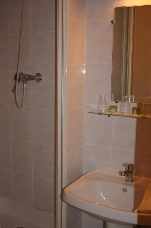 Hotel Saint - Pierre Villedieu-les-Poëles Oda fotoğraf
