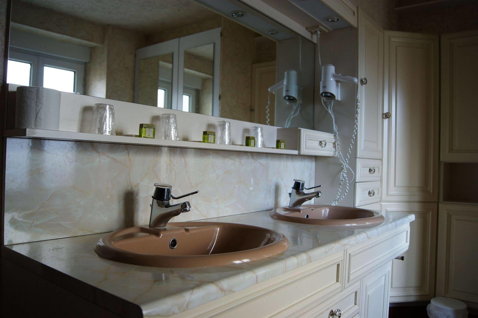 Hotel Saint - Pierre Villedieu-les-Poëles Dış mekan fotoğraf
