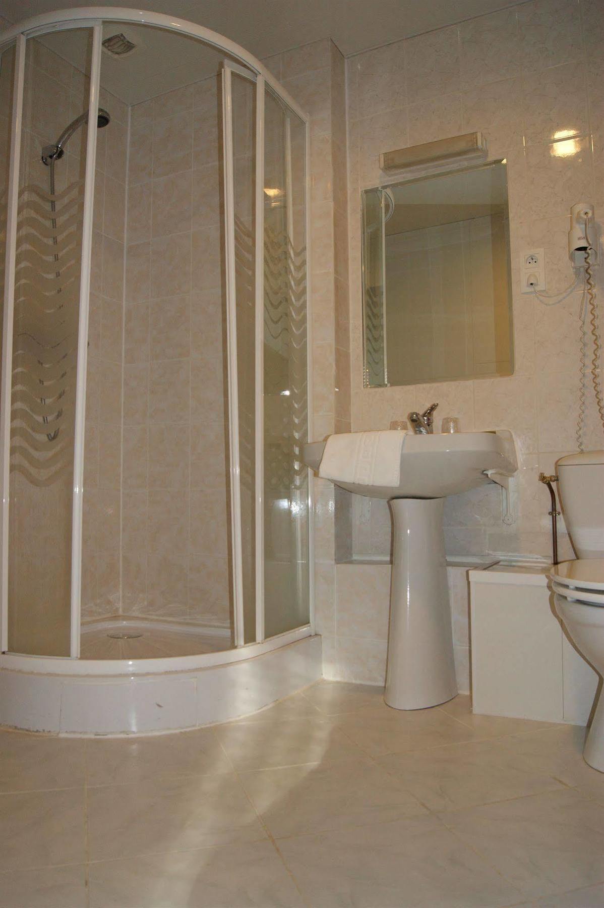 Hotel Saint - Pierre Villedieu-les-Poëles Dış mekan fotoğraf