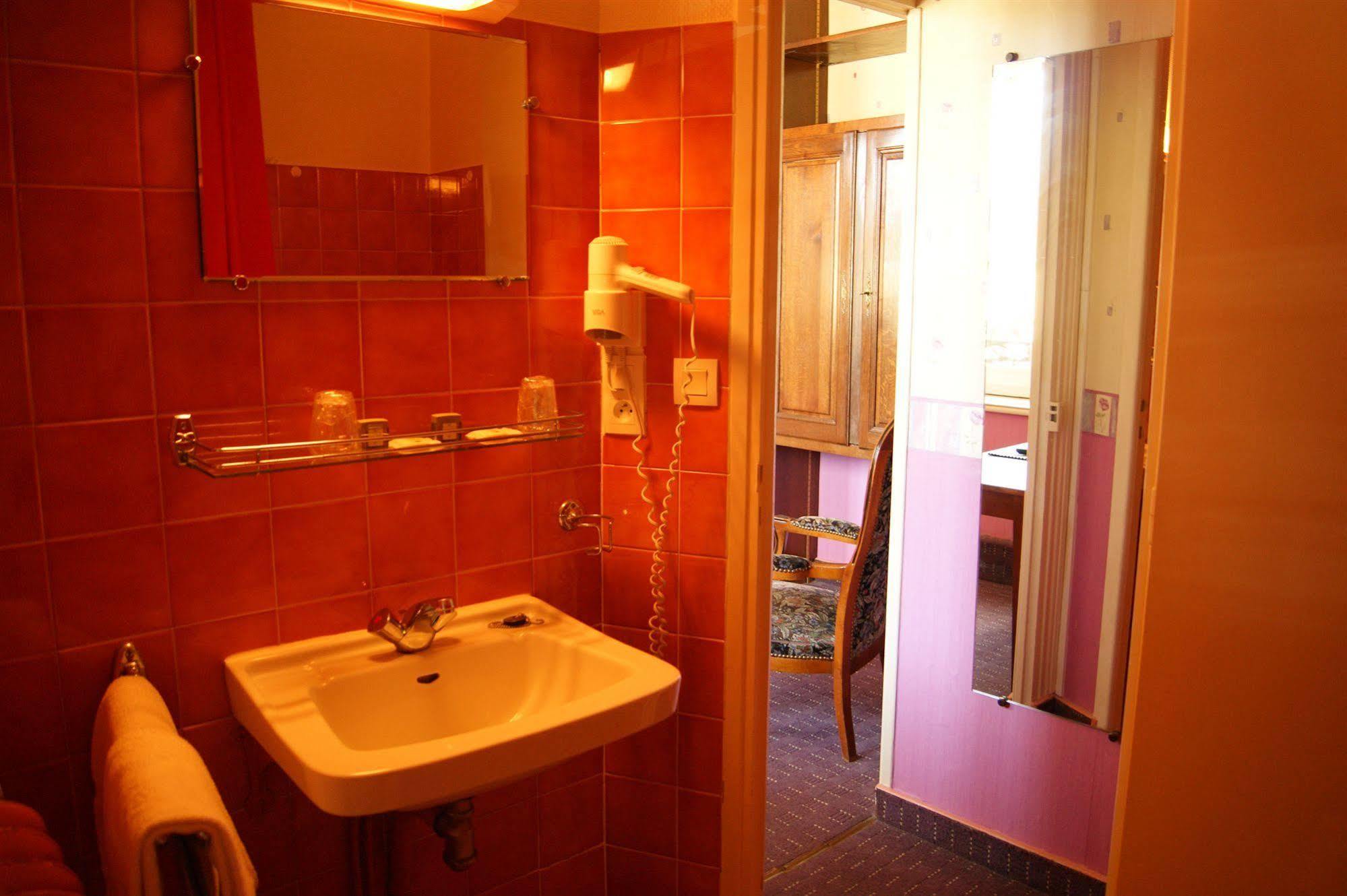 Hotel Saint - Pierre Villedieu-les-Poëles Dış mekan fotoğraf