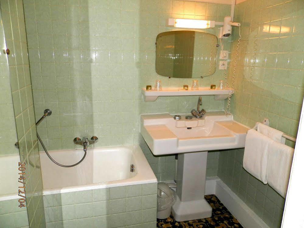 Hotel Saint - Pierre Villedieu-les-Poëles Dış mekan fotoğraf