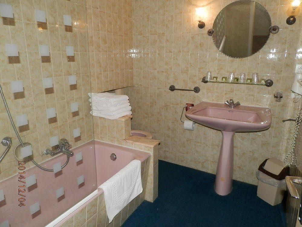 Hotel Saint - Pierre Villedieu-les-Poëles Dış mekan fotoğraf