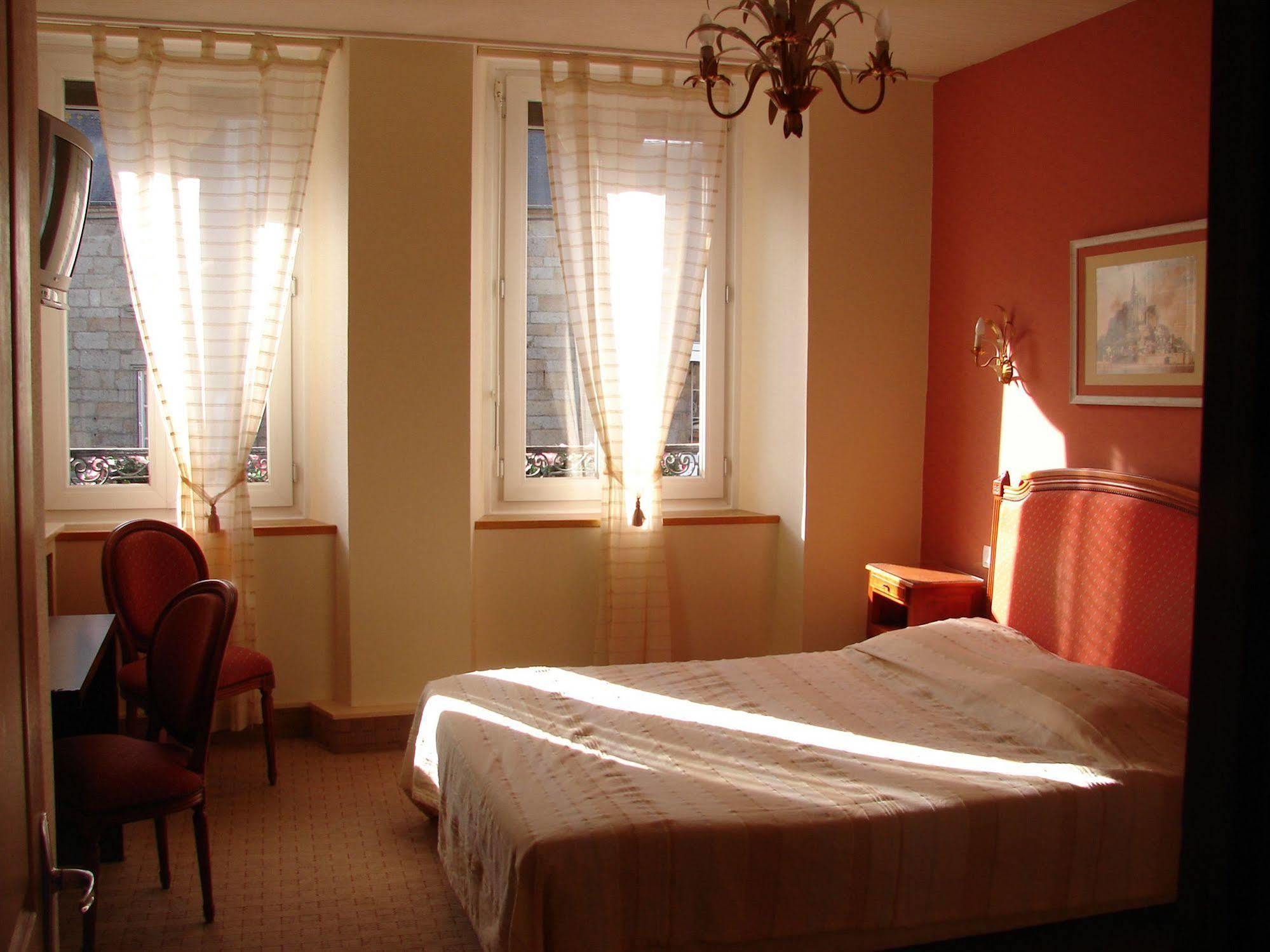 Hotel Saint - Pierre Villedieu-les-Poëles Dış mekan fotoğraf