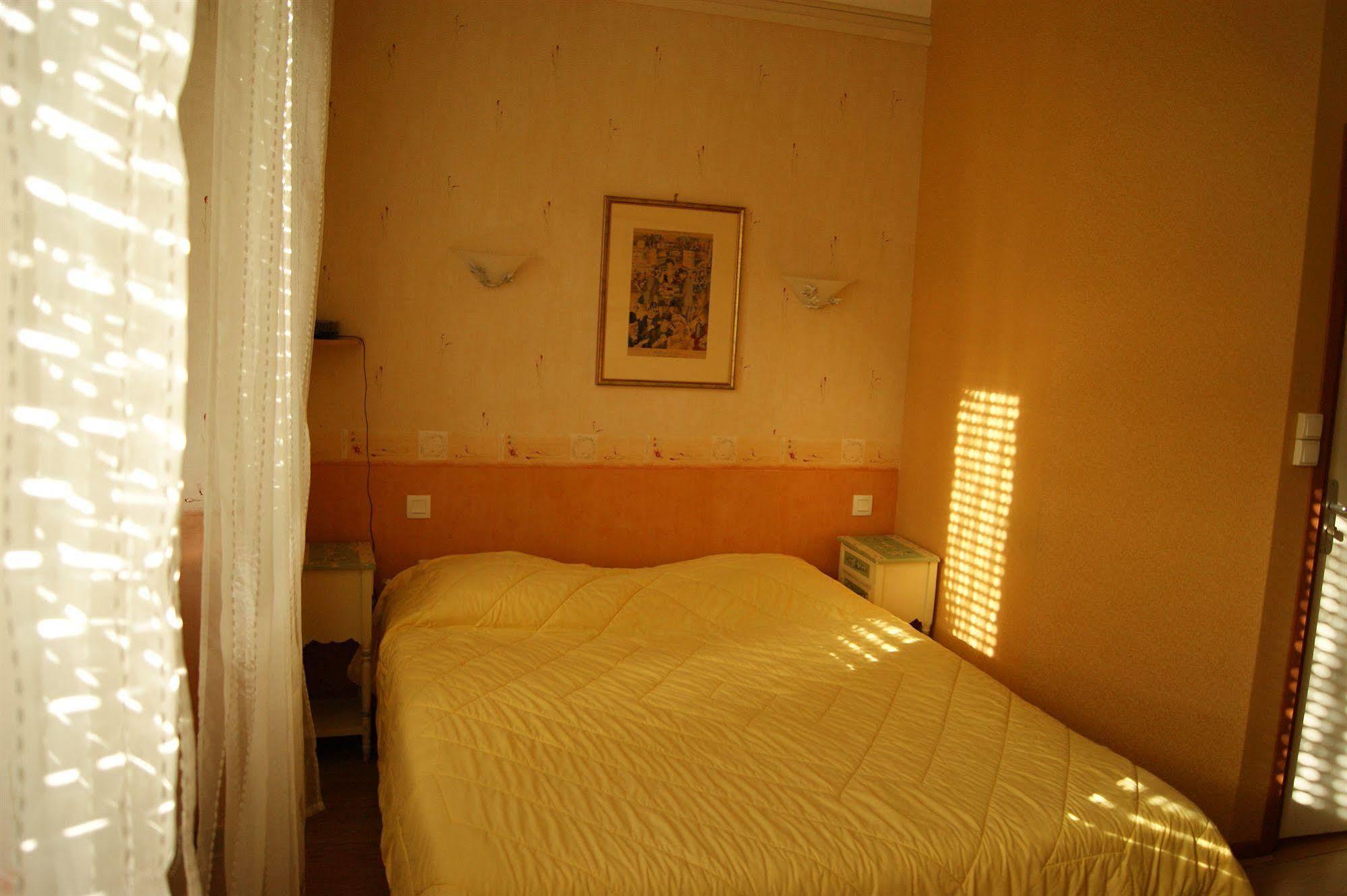 Hotel Saint - Pierre Villedieu-les-Poëles Dış mekan fotoğraf